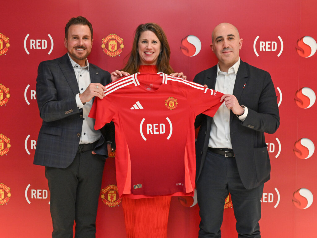 Don McGuire, Jennifer Lotito, and Omar Berrada join forces in Davos to unveil new limited edition shirt in support of new collaboration between Snapdragon, Manchester United and (RED)